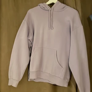 Lila Hoodie - Lila hoodie från monki 