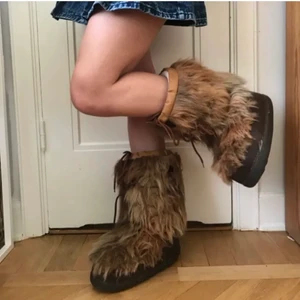 Päls "Moonboots" - Super snygga "moonboots" från Vagabond!! Bilderna är lånade av tidigare ägaren men kan ta egna ifall nån vill ha! 💕Tidigare ägaren hade knappt använt dom och jag har bara testat dem! Det är vaddering på insidag och dem är sjukt sköna!!☺️ Budgivning ifall många är intresserade! !!!!FAKT ÄR SPÅRBAR, 99kr!!!!!