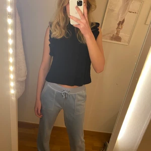 HowToKissAFrog Topp - Trendig mörkblå topp från HowToKissAFrog, knappar i ryggen. Mycket sparsamt använd. Köparen står för frakten.