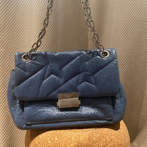 Zadig Voltaire väska - Säljer min perfekt denim blåa Ziggy bag från Zadig, lite slitningar i lädret men annars bra skick! Rymmer mycket och går att ha både som crossbody och på axeln