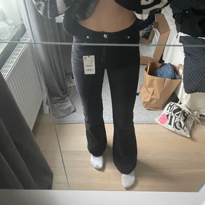 Zarajeans - Helt nya från zara, köpte för 259kr och säljer för samma pris, kan även tänka mig att byta ut de mot en 38a, skriv om due intresserad💕 kan mötas i Stockholm annars står köpare för frakt. Jag är 176 cm och modellen heter ”jeans flare full length” och de är slutsålda på hemsidan 