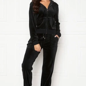 Juicy Couture  - Söker juicy couture sett vitt eller grått i storlek S eller XS. Byte mot det svarta settet (som på bilden) i storlek S. Hör gärna av dig vid fler frågor. 