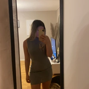 Grå Klänning - Grå tightare klänning i Stl. M. Använd en gång. Från Gina tricot 