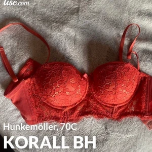 KORALLBH - En drömmig bh från Hunkemöller i storlek 70C. Balconette-modell och i en fin orange/korall färg med spetsdetaljer. Knappt använd, perfekt skick! Nypris ligger på ca 300kr, säljer för 119 + frakt 🤍