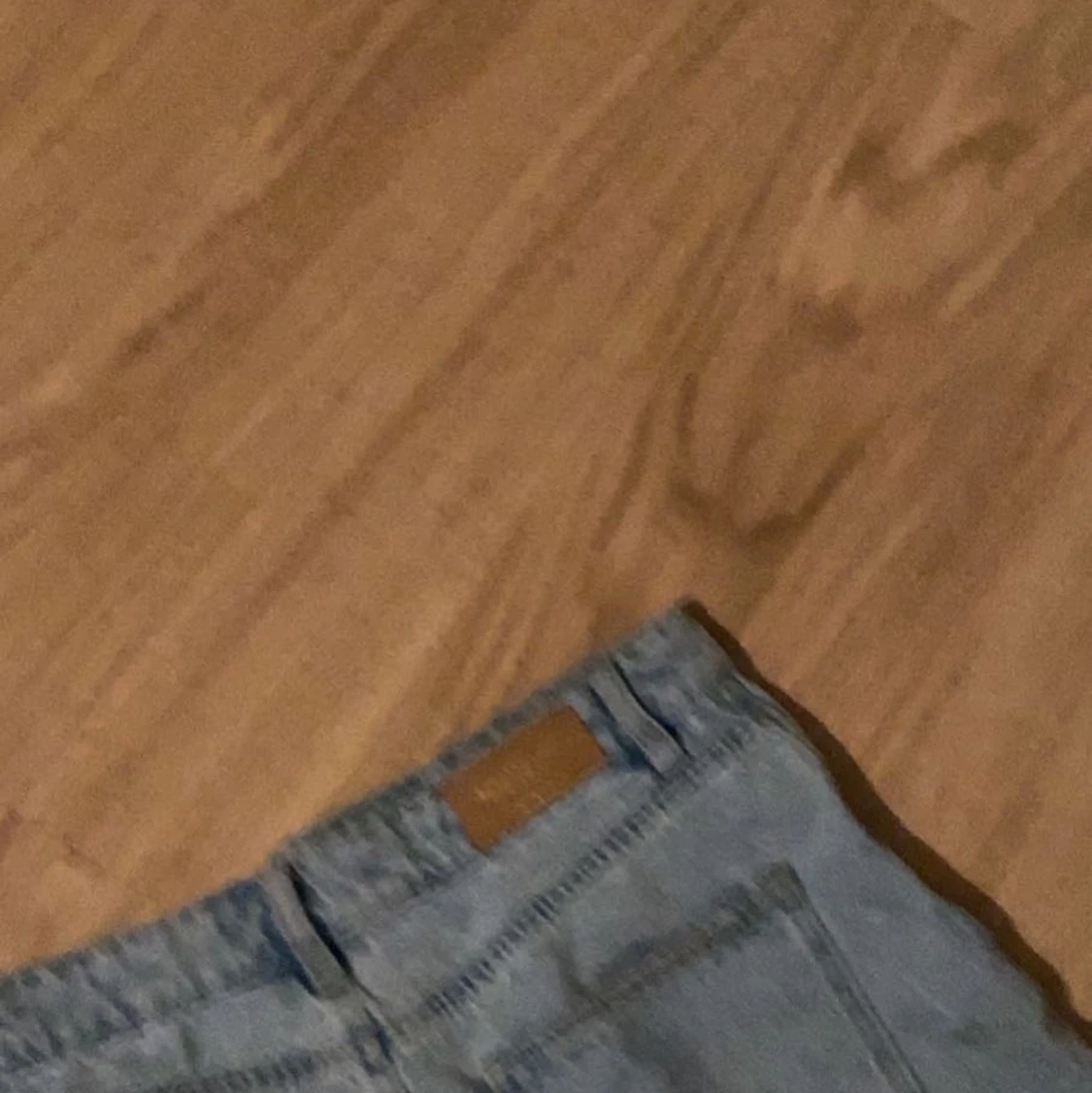 Ett par ljusblåa jeans med hål i - 90