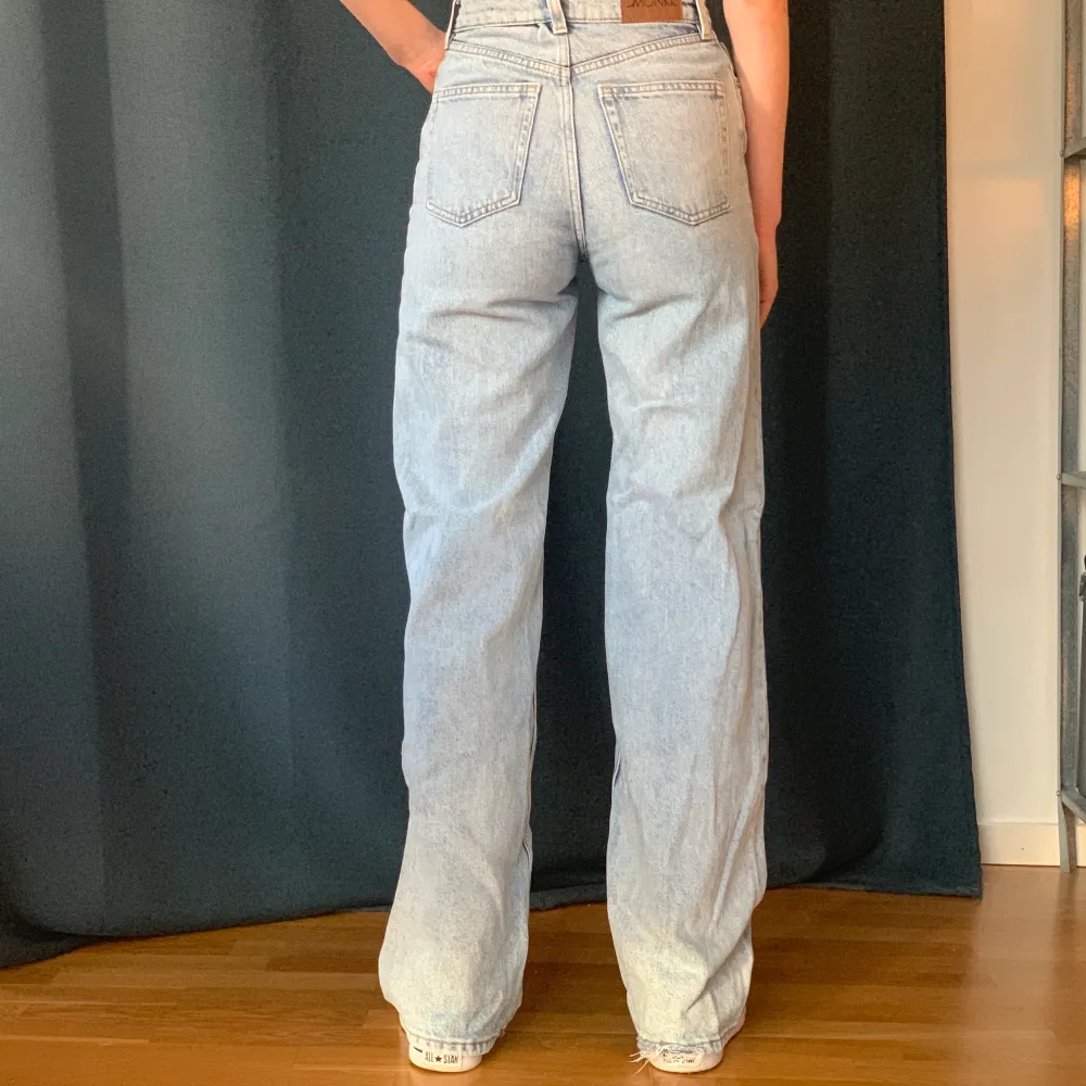 Ett par riktigt snygga vida jeans från monki 💙 De är i bra skick och är lätta att styla.. Jeans & Byxor.