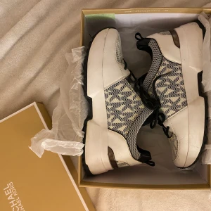 Michael Kors Sneakers - (pris kan diskuteras) Säljer mina fina michael kors sneakers som jag fått i present och endast använt 2 gånger. Inköpspriset var ca 1800kr och de är köpa från Michael Kors butiken i stan. Dessa är ”Womens US 8” i storlek vilket är ungefär mellan 38-39 men jag skulle säga att de passar 38,5 men oxå 39. Hör av er vid fler frågor eller bilder!! 💋💋 