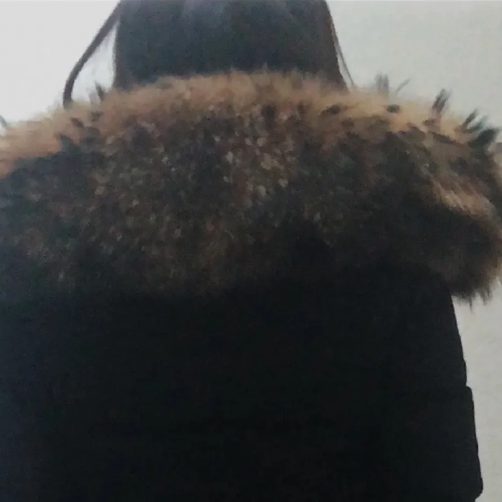 Hej! Jag säljer denna jackan som enbart använts i en vintersäsong. Den är i bra skick. Storleken är 32 men passar även 34,36. . Jackor.