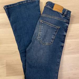 Utsvängda blåa jeans från Gina tricot i storlek S, nyskick! 100 kr plus frakt! 