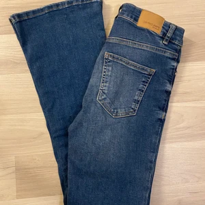 Jeans Ginatricot - Utsvängda blåa jeans från Gina tricot i storlek S, nyskick! 100 kr plus frakt! 
