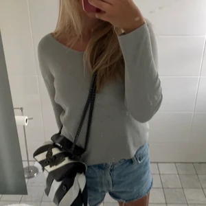 Tröja i storlek M - En snygg och stilren v-ringad blå/grå tröja/pullover med mönstring kring midjan. Passar till många outfits😍 passformen kan passa allt från S-L det beror på hur man vill att den ska sitta, själv är jag en S och hur den sitter på mig visas i första bilden!!