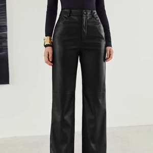 Svarta läderbyxor  - Oanvänd endast testad 1 gång. Passar en strl M. Köpare står för frakt! 