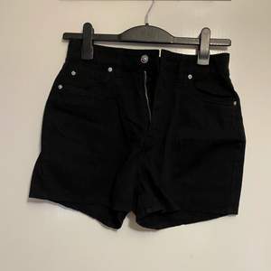 Svart H&M shorts i storlek M/38. Mom shorts, high waist. Aldrig använt, helt nya. 