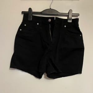H&M - Svart H&M shorts i storlek M/38. Mom shorts, high waist. Aldrig använt, helt nya. 