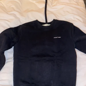Off White tjocktröja - Cool Off White tröja i svart med logga på bröstet! Storlek framgår ej, men skulle säga att tröjan är en S, liten M! Köpt på Nathalie Schuterman utförsäljning i Fältöversten! Funkar bra för både killar och tjejer🛍köpt för 3900, ordinarieplats är 5500! Tröjan är nästan aldrig använd! 