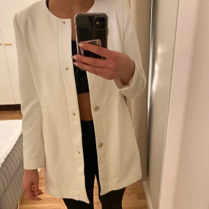 Kappa Zara - Vit kappa från Zara Fint skick, inga fläckar eller skavanker Storlek L men skulle snarare säga S/M Jag är S & ca 170cm lång