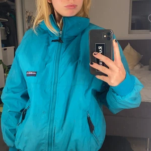 Blå jacka  - Säljer denna härliga blå jacka. Relativitet varm och sitter rätt over SIZE på mig. Mörkblå på insidan och med fickor💖💖skrivbord frågor eller fler bilder💖