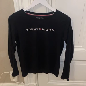Långärmad Hilfiger  - Säljer min fina svarta långärmade Hilfiger tröja. Passar till vardags såsom jobb o skola. Är XS, men passar även till mig som är 170 cm.