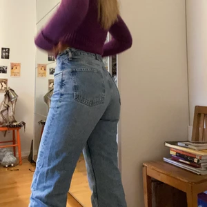 Pepe jeans x Dua Lipa - straight leg  - Raka byxor i bra kvalitet. Köpta för 1000kr. Byxorna går över skor på mig som är 170cm. Leverans ingår ej. Byxmått: 88cm inre ben, 35cm över midjan. 