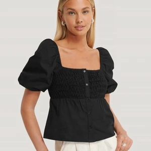 Svart topp från AFJ x NA-KD - Svart gullig topp från AFJ x NA-KD. Storlek 34, använd 1-2 gånger. Säljer pga att den är för stor. Nypris 349kr. Bilder från hemsidan då den är för stor för mig. Köparen står för frakten. 💕💕