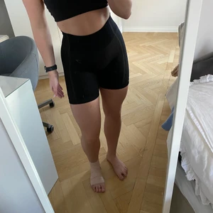 Svarta Shorts från Gymshark - Säljer dessa svarta lite längre shorts från Gymshark. De är använda och börjar därför spricka lite i loggan (se bild nr.3). De kommer inte till användning längre men är ändå i gott skick. Storleken är M.  Frakt tillkommer om inget annat är överenskommet ☺️