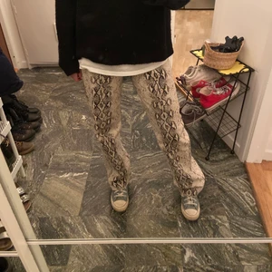 Zara jeans  - Säljer dessa ascoola jeans i ormskinns imitation från zara i strl 34. 