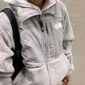 The North Face Fleece  - SÖKER! Exakt denna fleece från the north face