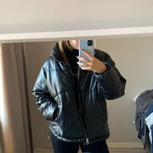 Puffjacka i skinn - Puffjacka i skinn från H&M ❤️‍🔥 Frakt tillkommer