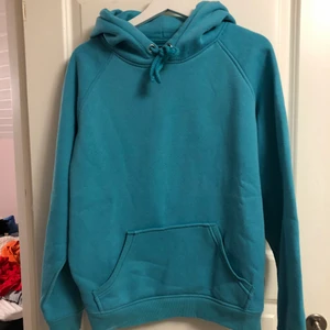 Hoodie - En hoodie från bikbok i en väldigt fin blå färg. Tyvärr kommer inte färgen riktigt fram på kamera då den är mer klar i verkligheten. Använd litegrann och är även lite nopprig. Cirka 1 år gammal. Pris kan diskuteras vid snabb affär. Skriv till mig om du vill ha fler bilder eller om du har någon fråga. Köparen står för eventuell frakt. 