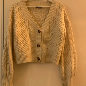 Kabelstickad kofta - Kabelsticlad tröja. Säljs pga att jag inte använder.
