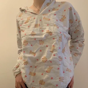 Tröja med hoodie - Hoodie liknande tröja i flanell m små björnar. Har en liten fick på magen. Hittade den i mammas garderob o den e ifrån 80-talet. Skriv gärna för mer bilder/frågor oså <3