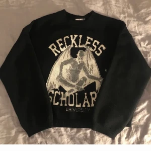 Reckless scholars tröja, stl M - Säljer denna snygga och coola stickade tröja från märket reckless scholars! Köpte den för 1700 kr. Skriv vid intresse!