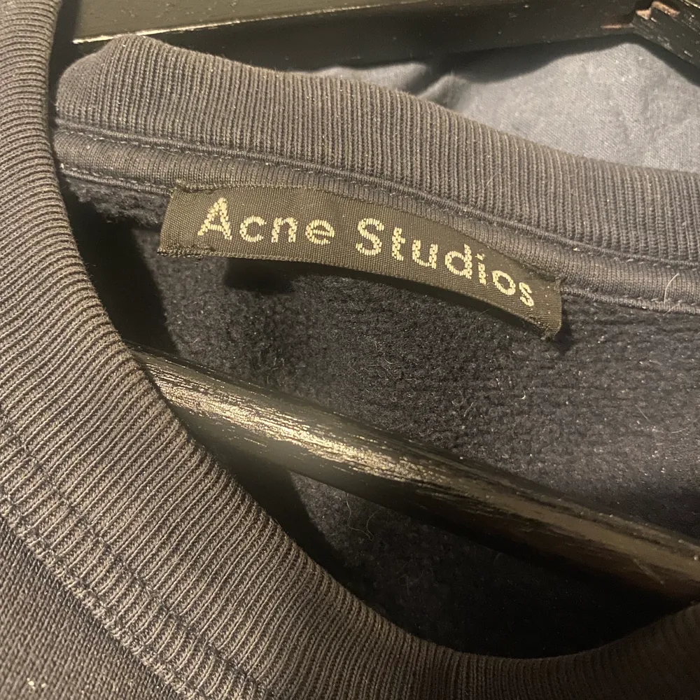 En svart acne studios tröja storlek S. Säljer den för 500kr då jag vill bli av med den. Nypris Ca 2000kr. Tröjor & Koftor.