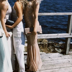 Rosé glittrig balklänning  - Säljer min balklänning som jag bar förra året från märket I Saw It First 💕 Storleken är 36, glittar så himla fint i solsken och är i nyskick! Köptes för ca 1600kr 💕 Hör av dig & ge ett bud om du är intresserad! 💕 Kan både skickas spårbart & även mötas i Gävle 💕