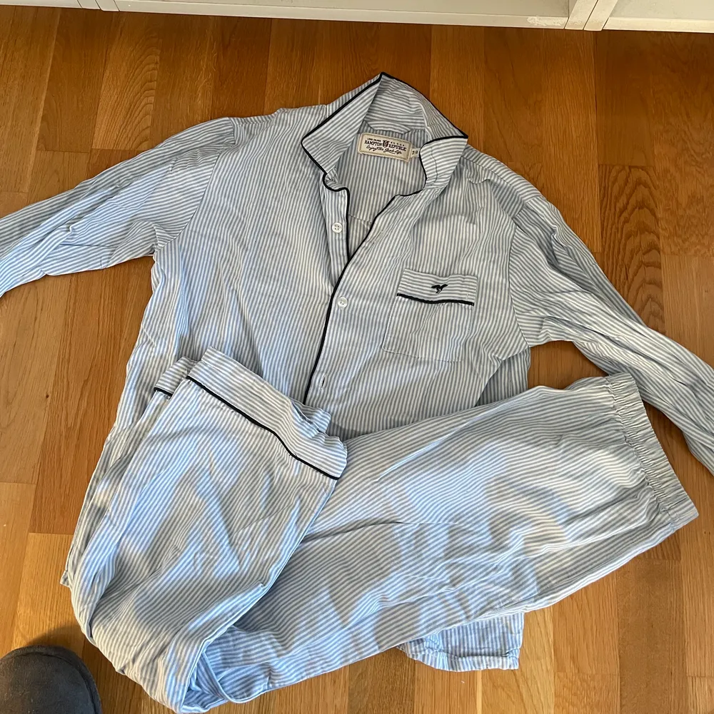 Superfin pyjamas från Kappahl i barnstorlek 152 men passar mig med xs. Byxorna är lite korta på mig som är 170 så skulle passa någon bättre som är runt 160. Övrigt.