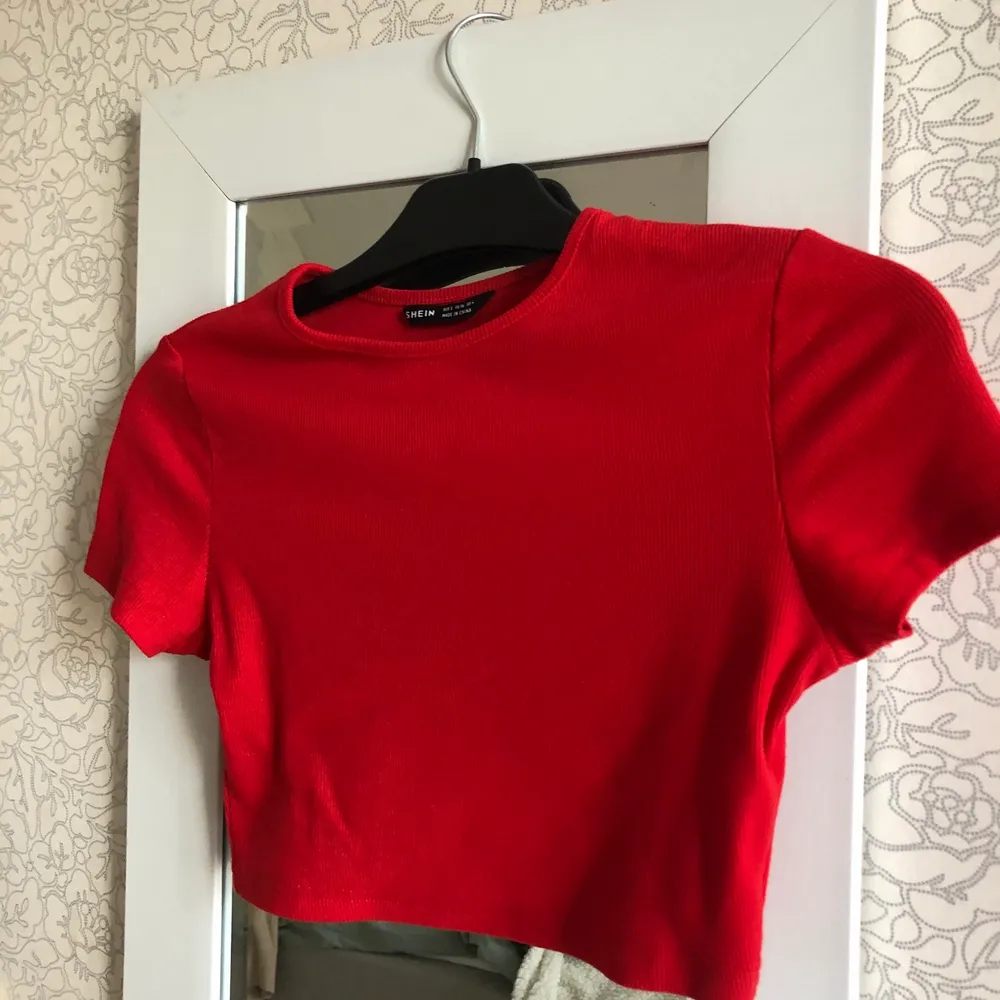 Helt ny röd tröja som är croppad. Aldrig använt denna, är inne fin röd färg . T-shirts.
