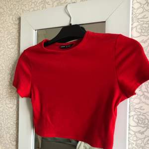 Helt ny röd tröja som är croppad. Aldrig använt denna, är inne fin röd färg 