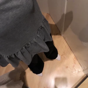 Grå volang tröja - En fin grå volang tröja från Gina Tricot i storlek XS🌼. Tröjan är i väldigt fint skick då jag har använt tröjan ett fåtal gånger! GRATIS FRAKT