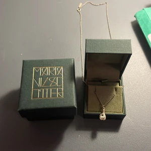 Klohalsband från Maria Nilsdotter  - Fint halsband från marianilsdotter. Nypris ca 2600kr.