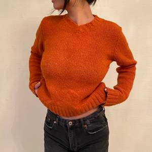 Stickad tröja från Filippa K i en het orange. ⚡️ Storlek: M  Pris: 150kr Modellen är 168 och bär vanligtvis storlek S och 36.