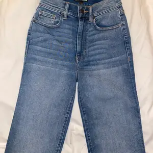 Super fina raka jeans ifrån fashion nova med slits där nere. Jeansen sitter verkligen super fint och formar kroppen. Dom är bra längd på mig som är 174. 