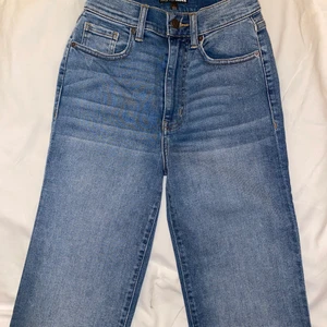 Fashion nova jeans - Super fina raka jeans ifrån fashion nova med slits där nere. Jeansen sitter verkligen super fint och formar kroppen. Dom är bra längd på mig som är 174. 