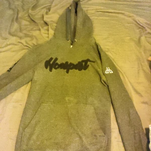 Horspist hoodie - Helt ny, nästan oanvänd, 800 kr vill ja ha minst för den egentligen men vid snabb affär 600