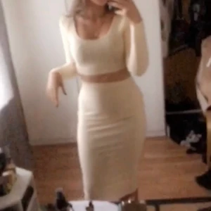 Nude/ beiget sett - Säljer pga att det är för litet för mig nu🥺 lite genomskinligt men om man har vitt eller beiget under så syns de inte❤️ köparen står för frakten❤️ storlek 38 på båda delarna men passar också 36 skulle jag säga❤️