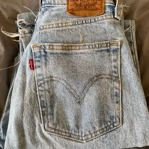 Levis byxor - Säljer dessa skit snygga Levis byxor i modellen ribcage! De är lite insydda i midjan och är snyggt uppsprättade vid fötterna (se bild). Sitter bra på mig som är 161cm! Väldigt fint skick! Nypris ca 1300kr