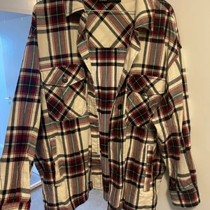 Rutig skjorta - Använd en gång. Köparen står för frakten