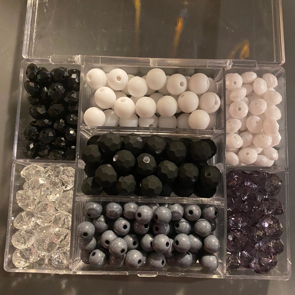 Detta är ett exempel på ett par häng örhängen som du själv kan välja vilken pärla jag ska använda! Dessa örhängen är hemmagjorda med material från panduro! På priset så står det 30 kr med 10 kr frakt (för ett örhänge), men om du beställer två örhängen så blir det 50 kr med gratis frakt. Om man köper tre örhängen så blir det 70 kr med gratis frakt + en extra sak (som är hemlig). Förresten så använder jag handskar och handsprit pga. Corona.. Övrigt.
