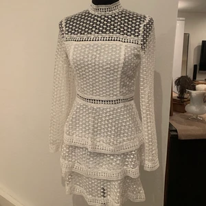 Vit klänning - Den perfekta vita student/ konfirmation/ skolavslutningsklänningen!!😍🤍 jättefint skick, endast använd 3 ggr🌟 frakt tillkommer