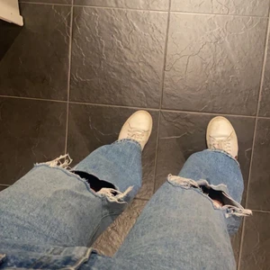 Blå jeans med hål  - Säljer dessa jeans från lager 157 som är väldigt inne och som jag fick leta efter för att få tag på i storlek M. Har älskat dessa men nu kommer de inte till samma användning längre.
