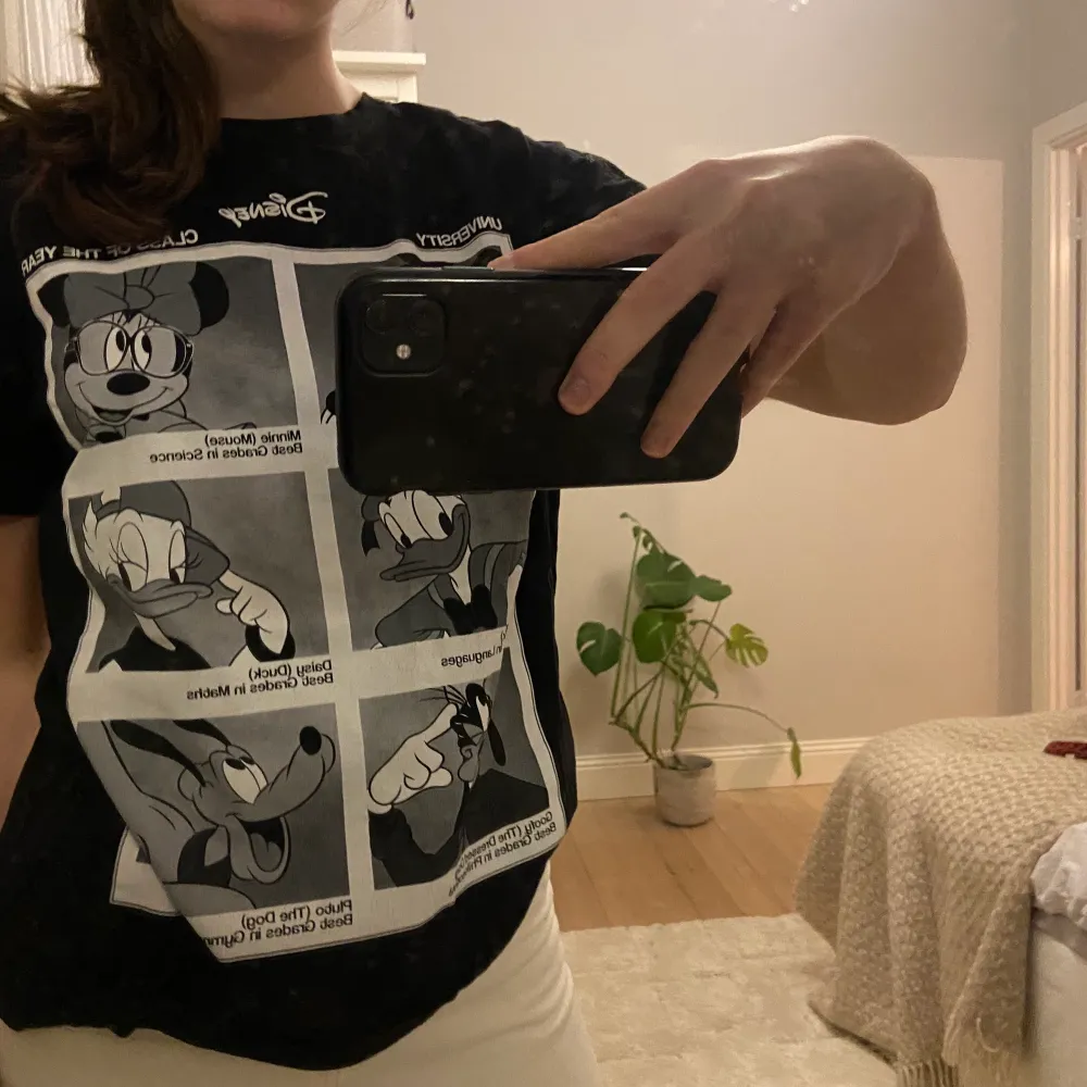 Jätte cool Disney zara t-shirt! Använt ett fåtal gånger så i bra skick🙏🏼😎💞. T-shirts.